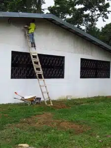 Carlos verputzt die Außenwand