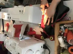 Arbeit an der Nähmaschine