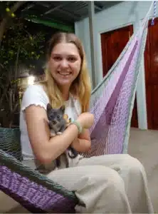 Cecilia mit der Babykatze "Lucky"