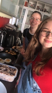 Laura und Lina beim kochen